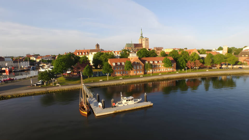 Hotel Hafenresidenz Stralsund is beautifully located right on the promenade and a stone's throw from Stralsund.