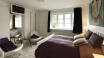 Hotellets rom er lyse og romslige og skaper en god base for oppholdet deres i Aars.