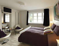 Hotellets værelser er lyse og rummelige og skaber en god base for jeres ophold i Aars