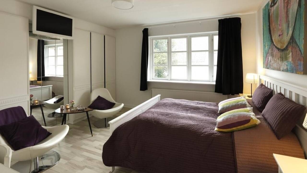 Hotellets værelser er lyse og rummelige og skaber en god base for jeres ophold i Aars