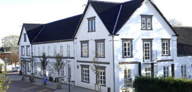 Hotellet har 3 stjerner og er et hyggelig byhotell fra 1897, med en sentral beliggenhet i Aars.