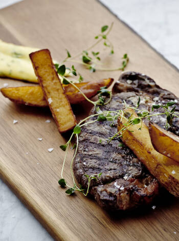 De fina, ljusa och moderna rummen är enkelt inredda med bekväma möbler.