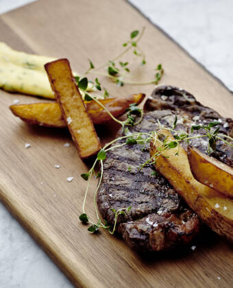 Nyd hotellets lækre to-retters middag, lavet af gode råvarer og økologiske ingredienser.