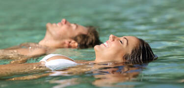 Nyt en fin svømmetur ved Vedbæk strand og marina, kun en kort kjøretur fra hotellet.