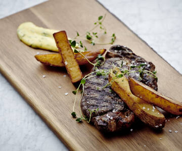Nyd hotellets lækre to-retters middag, lavet af gode råvarer og økologiske ingredienser.
