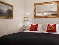 Exempel på ett av hotellets dubbelrum som har eget badrum och fin inredning