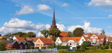 Hotellet ligger ved den idylliske markedsbyen Nysted, som absolutt er verdt et besøk.