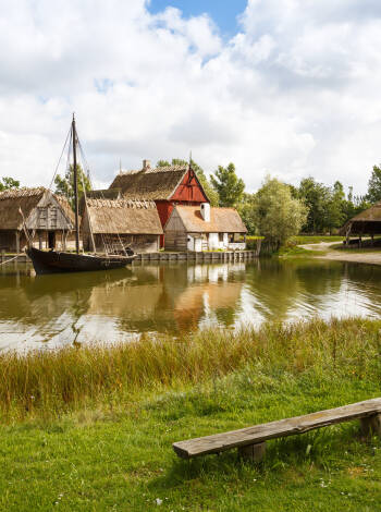 Få inblick i 1300-talet under en utflykt till det medeltida centret vid Sundby.