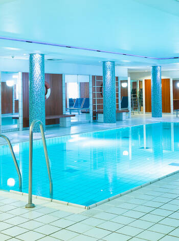 Zum 4-Sterne-Hotel gehören ein Hallenbad, eine Sauna und ein Fitnessraum .