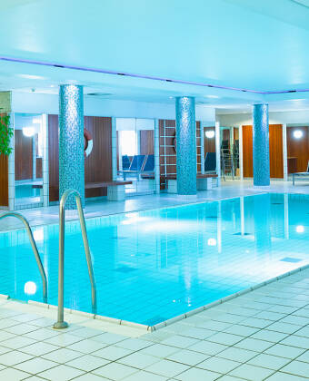På det 4-stjernede hotel har I både adgang til indendørs swimmingpool, sauna og fitnesscenter.