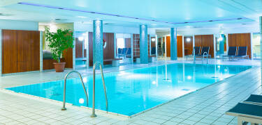På dette 4-stjernes hotellet har dere både tilgang til innendørs svømmebasseng, sauna og fitness-senter.