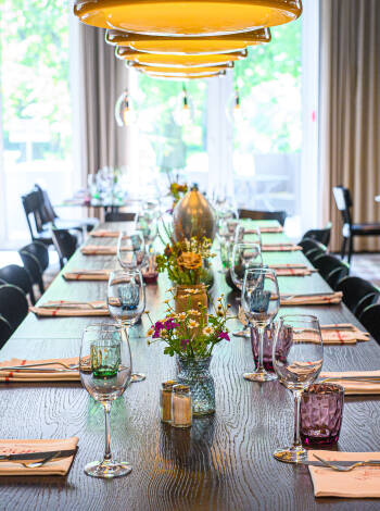 Spis middag i hotellets moderne restaurant
