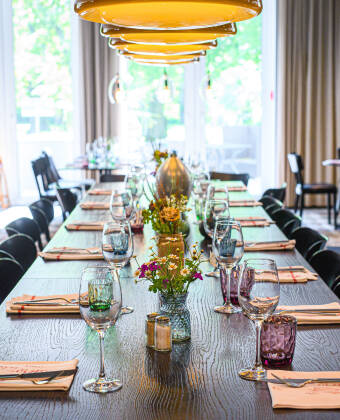 Spis middag i hotellets moderne restaurant