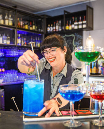 Gemütliche Atmosphäre und Polstermöbel in der Bar-Lounge laden zum Entspannen und zu angenehmen Gesprächen ein.