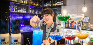 Härlig atmosfär och sköna möbler i barloungen bjuder på en plats för avslappning och trevligt sällskap.