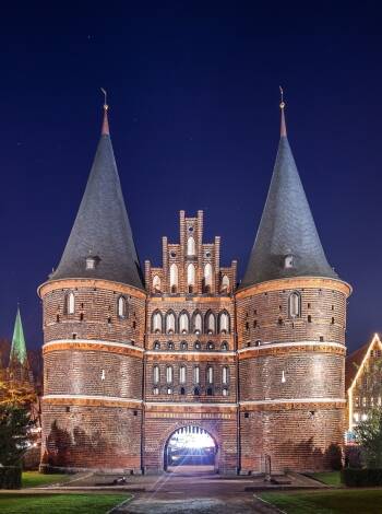 Entdecken Sie die wichtigsten Sehenswürdigkeiten der Stadt, darunter das Holstentor, das die Altstadt gegen Westen sichert.