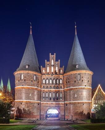 Entdecken Sie die wichtigsten Sehenswürdigkeiten der Stadt, darunter das Holstentor, das die Altstadt gegen Westen sichert.