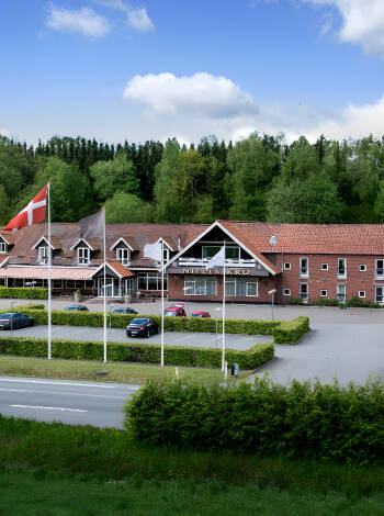 The rooms are modernly furnished with a private bathroom, work desk and cable TV.