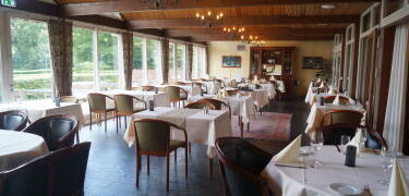Verbringen Sie einen gemütlichen Abend mit gutem Essen und einem guten Glas Wein im Restaurant des Kros.