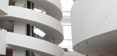 Aarhus bietet viele spannende Sehenswürdigkeiten und Unterhaltungsmöglichkeiten. Das ARoS Aarhus Kunstmuseum gehört sicher zu einem der großen Anziehungspunkte.