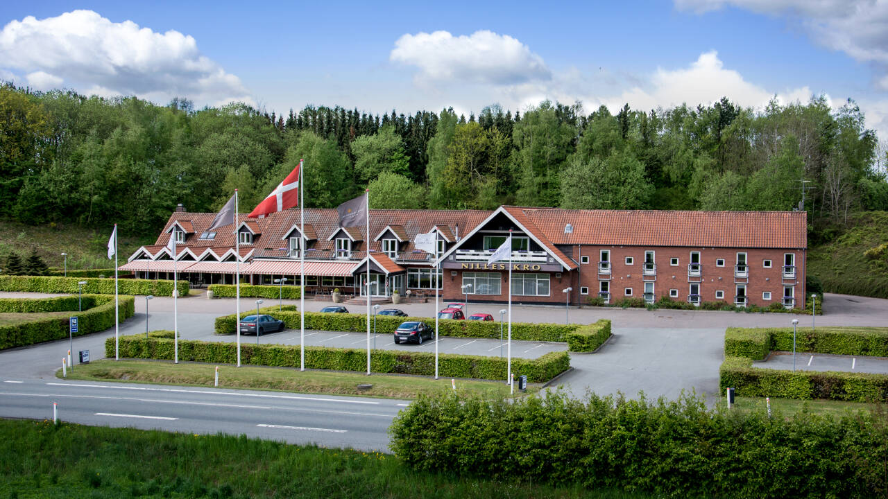 Nilles Kro ligger ca. 16 km fra centrum af Aarhus i et skønt område, hvor naturen og freden råder