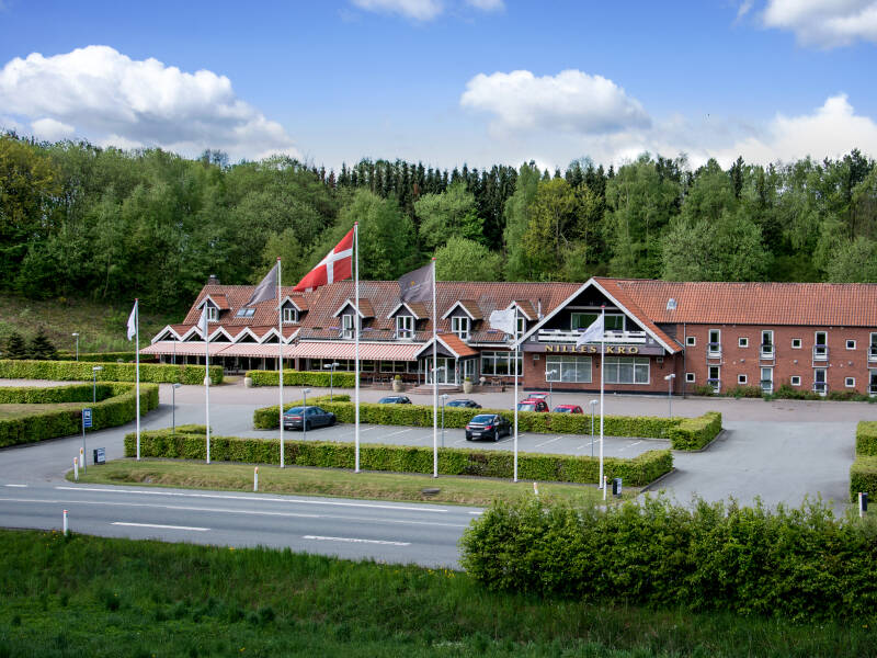 Nilles Kro ligger ca. 16 km fra centrum af Aarhus i et skønt område, hvor naturen og freden råder