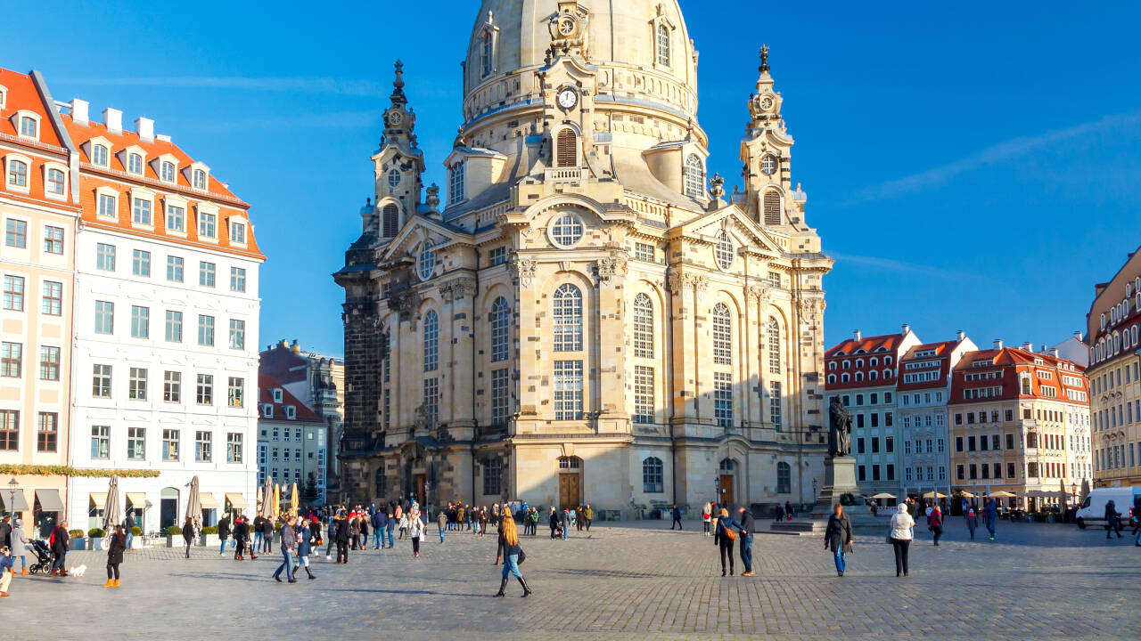 Besøg centrum af Dresden og nyd den smukke Frauenkirche og de ædle bygninger der omgiver kirketorvet.