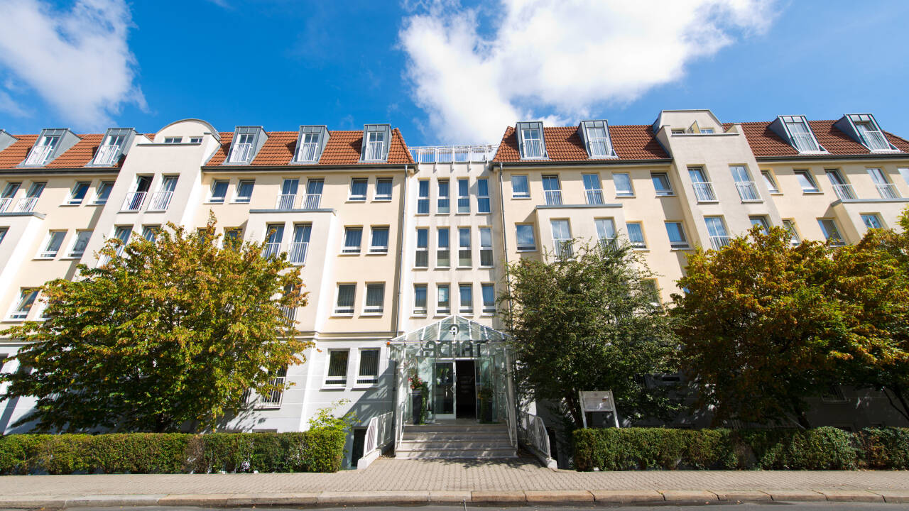 Hotellet ligger placeret i Laubegast distriktet, hvorfra det tager ca. 20 minutter at køre ind til Dresdens historiske centrum.