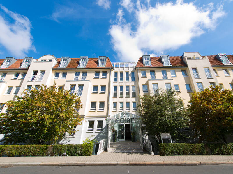 Hotellet ligger placeret i Laubegast distriktet, hvorfra det tager ca. 20 minutter at køre ind til Dresdens historiske centrum.