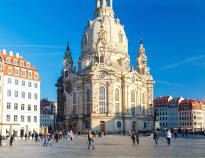 Besøg centrum af Dresden og nyd den smukke Frauenkirche og de ædle bygninger der omgiver kirketorvet.