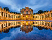 Snyd ikke jer selv for en tur forbi denne imponerende barokbygning, hvor også Zwinger Museet ligger.