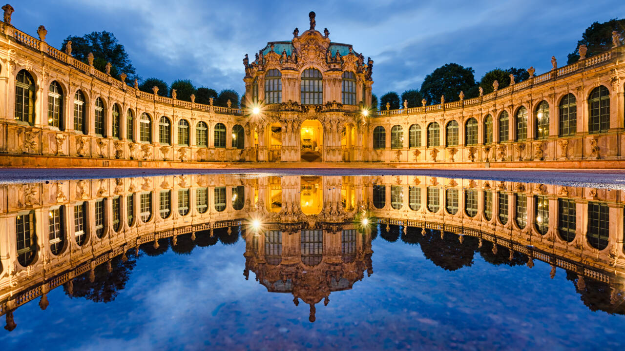 Snyd ikke jer selv for en tur forbi denne imponerende barokbygning, hvor også Zwinger Museet ligger.