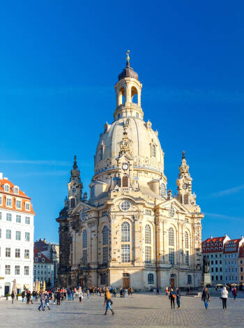Besök Dresdens stadscentrum med den vackra Frauenkirche och de andra historiska byggnaderna som omger kyrktorget