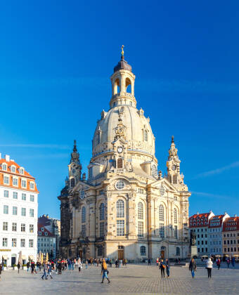 Besuchen Sie das Zentrum von Dresden und lassen Sie sich von den vielen wunderbaren Gebäuden am Kirchplatz begeistern.