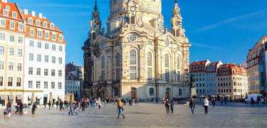Besuchen Sie das Zentrum von Dresden und lassen Sie sich von den vielen wunderbaren Gebäuden am Kirchplatz begeistern.