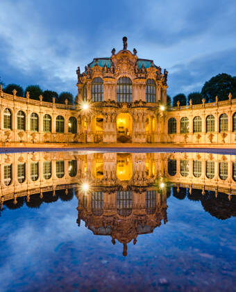 Besøk denne imponerende barokkbygning, hvor dere bortsett fra flott arkitektur også kan se på fantastiske malerier på Zwinger Museet