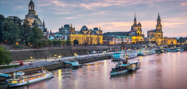 Vom Hotel aus sind es nur 10 Minuten bis ans Ufer der Elbe. Hier kann man eine Schiffsrundfahrt buchen.