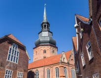Se den smukke St. Cosmae Kirche i Stades gamle bycentrum. Kirketårnet er også byens vartegn.