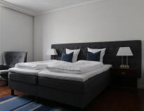 Bo i smukke og charmerende omgivelser på et af hotellets nydelige og indbydende værelser.