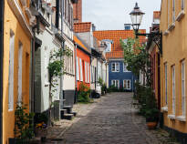 Ta en spasertur gjennom Aalborgs koselige gater og slapp av på en av byens kafeer med en avslappet lunsj eller en god kopp kaffe.