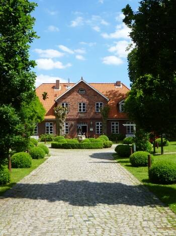Romantik Hotel Friederikenhof är trivsamt inrett i den vackra herrgården belägen ca 10 km söder om Lübeck.