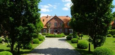 Das Ringhotel Friederikenhof befindet sich in einem historischen Gutshaus und liegt nur 10 km südlich von Lübeck.