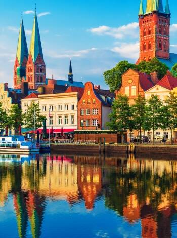 Passa på att besöka den UNESCO listade hansastaden Lübeck och utforska dess historiska centrum.