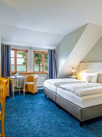 Hotellets dobbeltrom er innredet i landlig stil og oser av hjemmehygge.