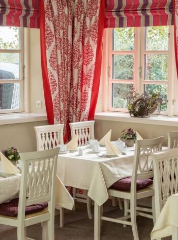 Regionale og internasjonale retter med sofistikert vri serveres i hotellets hyggelige restaurant. Be også om å se vinkartet.
