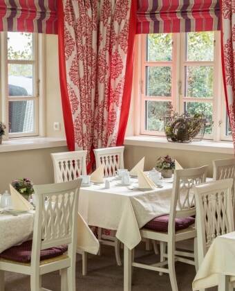 I hotellets restaurant kan I nyde sofistikerede regionale og internationale retter og et godt glas vin
