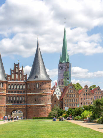 Upplev spännande sevärdheter såsom Holstentor, åk på shoppingtur och smaka på berömd marsipan i Lübeck.