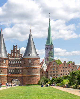 Oplev spændende seværdigheder såsom Holstentor, tag på shoppingtur og smag på den berømte marcipan i Lübeck