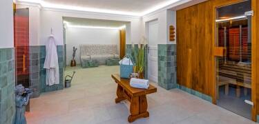 I området finnes det flere gode spa- og treningstilbud. På hotellet kan dere benytte dere av badstue, solarium samt bestille massasje.