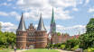 Upplev spännande sevärdheter såsom Holstentor, åk på shoppingtur och smaka på berömd marsipan i Lübeck.